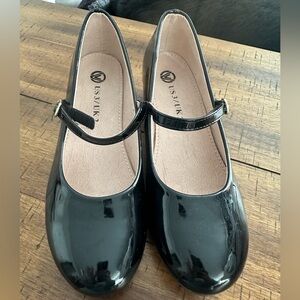 Patent leather black heels